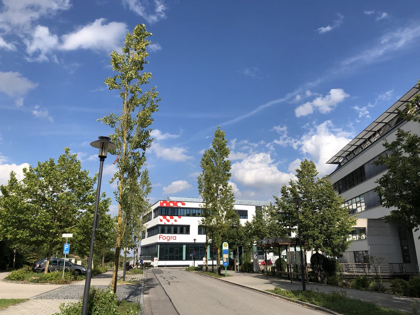 Foto der Straße vor dem Fogra Institut