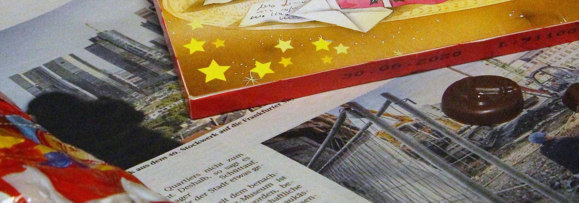 Zeitungen, ein halb ausgepackter Schoko-Nikolaus und ein Adventskalender